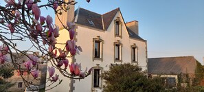 Exterior - "A babord" Room, in a charming house, 2.5 km from the ocean, Finistère (Plouhinec)
