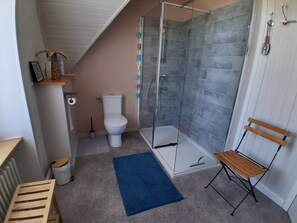 Shower, hair dryer, towels, soap - "A babord" Room, in a charming house, 2.5 km from the ocean, Finistère (Plouhinec)