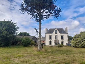 Exterior - "A babord" Room, in a charming house, 2.5 km from the ocean, Finistère (Plouhinec)