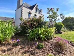 Property grounds - "A babord" Room, in a charming house, 2.5 km from the ocean, Finistère (Plouhinec)