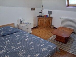 1 bedroom, iron/ironing board, Internet, bed sheets - "A babord" Room, in a charming house, 2.5 km from the ocean, Finistère (Plouhinec)