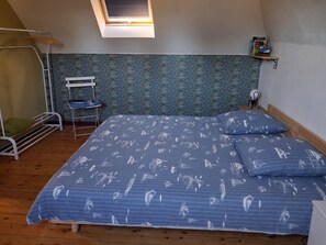 Iron/ironing board, Internet, bed sheets - "A babord" Room, in a charming house, 2.5 km from the ocean, Finistère (Plouhinec)