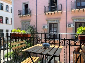 Outdoor dining - Vrbo Property (Palermo)