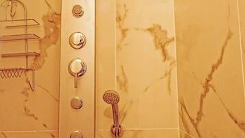 Dusche, Haartrockner, Handtücher, Seife