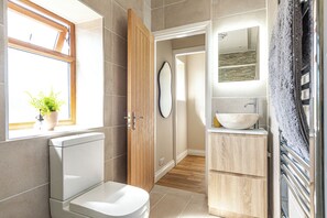 ヘアドライヤー、タオル、石鹸、トイレットペーパー
