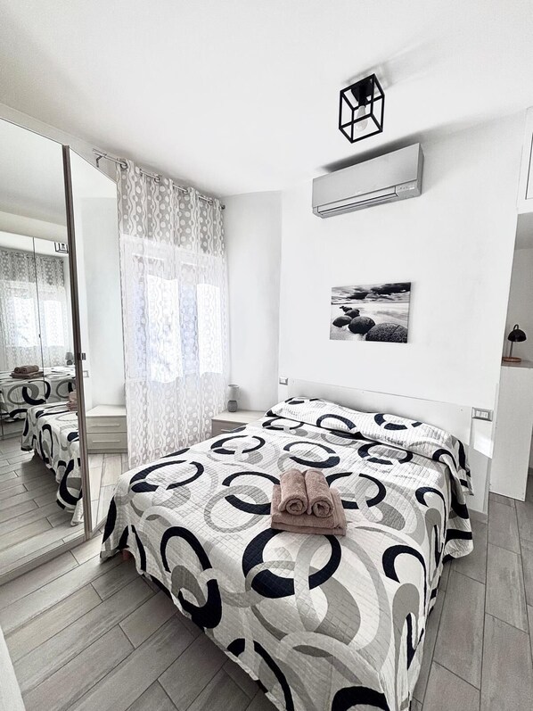 1 bedroom, iron/ironing board, Internet, bed sheets - Apartment on the Naviglio, Cozy Two-Room Apartment - Blue Line M4 (Lombardia)