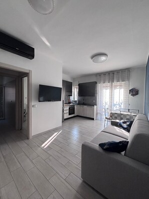 Living area - Apartment on the Naviglio, Cozy Two-Room Apartment - Blue Line M4 (Lombardia)