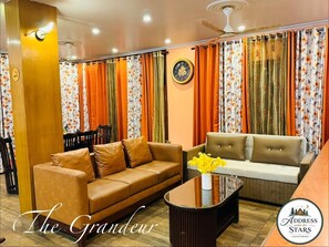 Living area - Boutique Stay, "Address Under the Stars", 5-bedroom farmhouse in Dharamshala (Dharamshala)