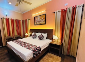 5 bedrooms, iron/ironing board, WiFi, bed sheets