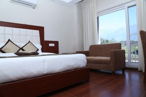Desk, laptop workspace, iron/ironing board, free WiFi - hotel the grand kartikeye  (Palampur)
