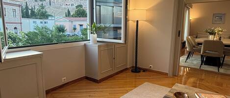 Luxury Room, Balcony, City View | Living area