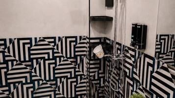Een douche, handdoeken, zeep, shampoo