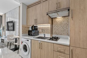 Wasserkocher mit Kaffee-/Teezubehör, Kühlschrank, Mikrowelle, Herdplatte