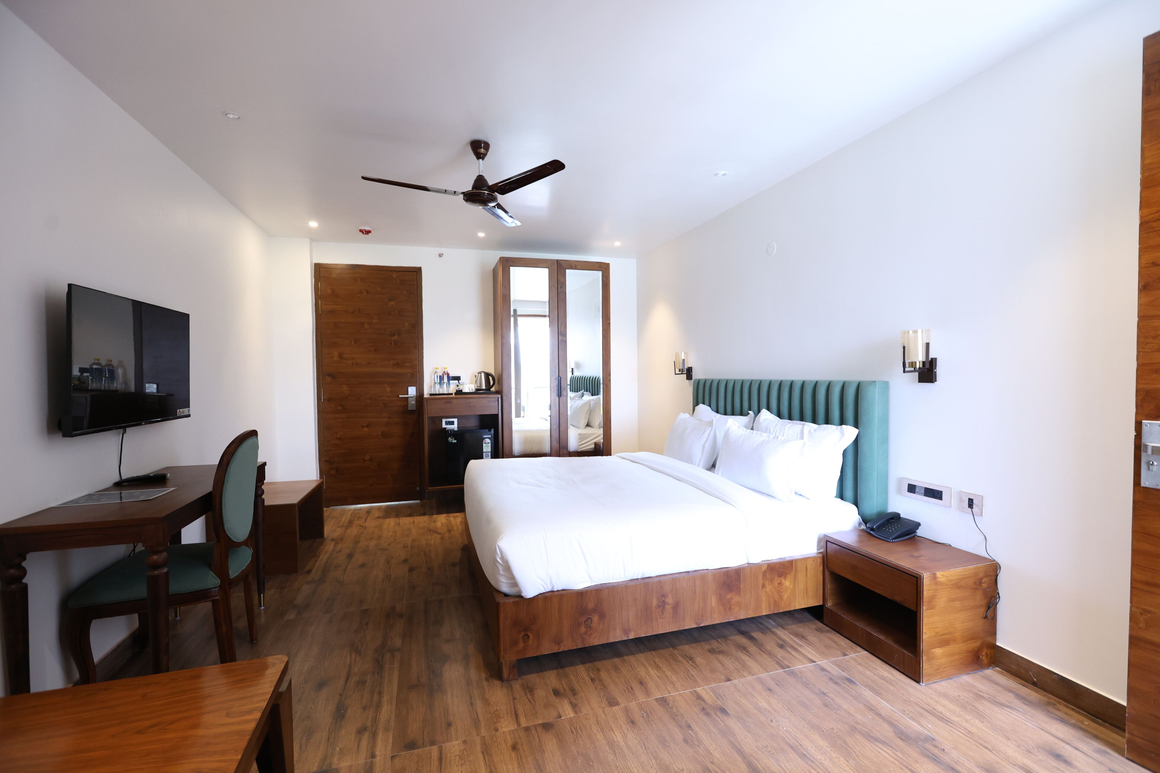 In-room safe, desk, laptop workspace, free WiFi