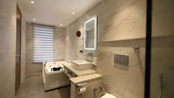 Kamar Premium, pemandangan bukit | Kamar mandi | Shower, perlengkapan mandi gratis, handuk, dan sabun