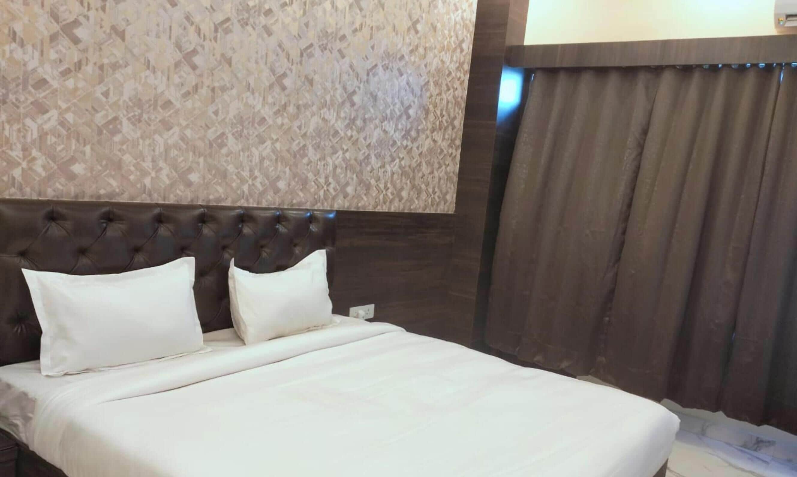 Quarto casal luxo, vista para a cidade | Escrivaninha, Wi-Fi de cortesia