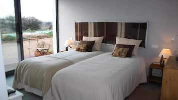 Kamar Double atau Twin, patio, pemandangan kolam renang | Ruang kerja ramah laptop, kedap suara, dan setrika/meja setrika