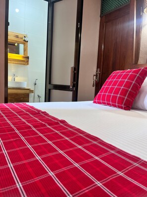 Chambre Double Standard, balcon, vue piscine | Bureau, Wi-Fi gratuit