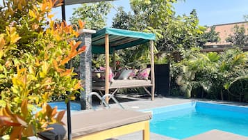 Standaard tweepersoonskamer, balkon, uitzicht op zwembad | Zwembad | Een buitenzwembad