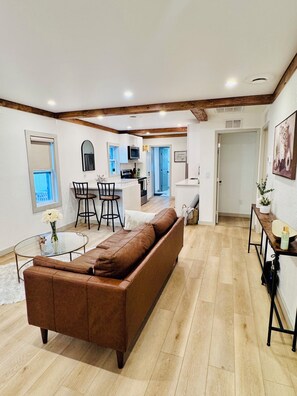Living area - Cozy cottage: 3-bedroom in beautiful St. Petersburg (St. Petersburg)