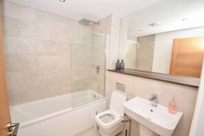 Dusche, Haartrockner, Handtücher, Shampoo