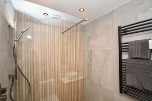 Dusche, Haartrockner, Handtücher, Shampoo