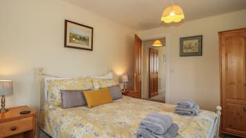 Cottage | 5 bedrooms, WiFi (free), individually decorated, individually furnished
