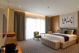 Quarto casal com design assinado, sacada | Cofres nos quartos, cortinas blackout, Wi-Fi de cortesia