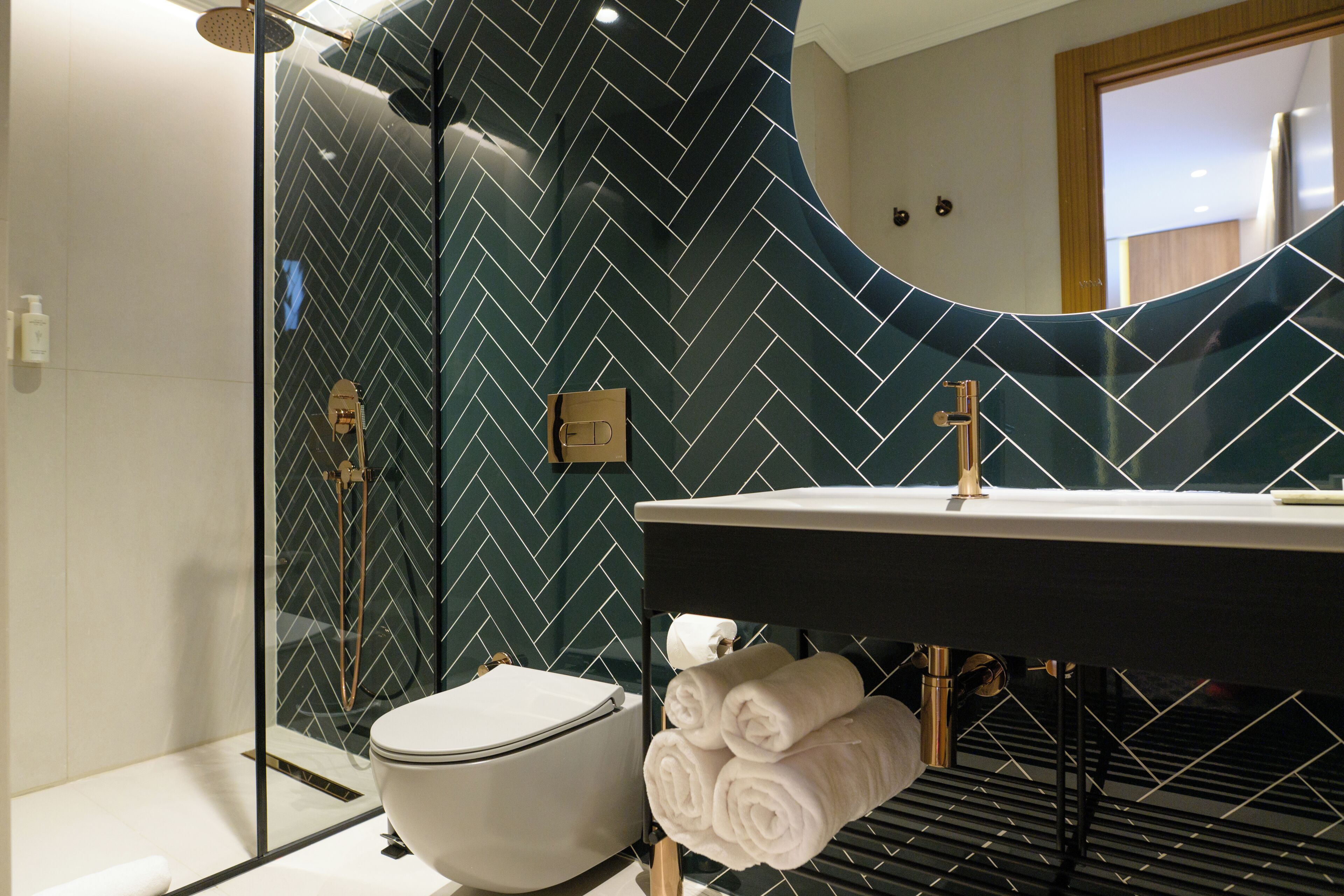 Habitación doble superior | Baño | Ducha, secador de pelo, zapatillas y toallas
