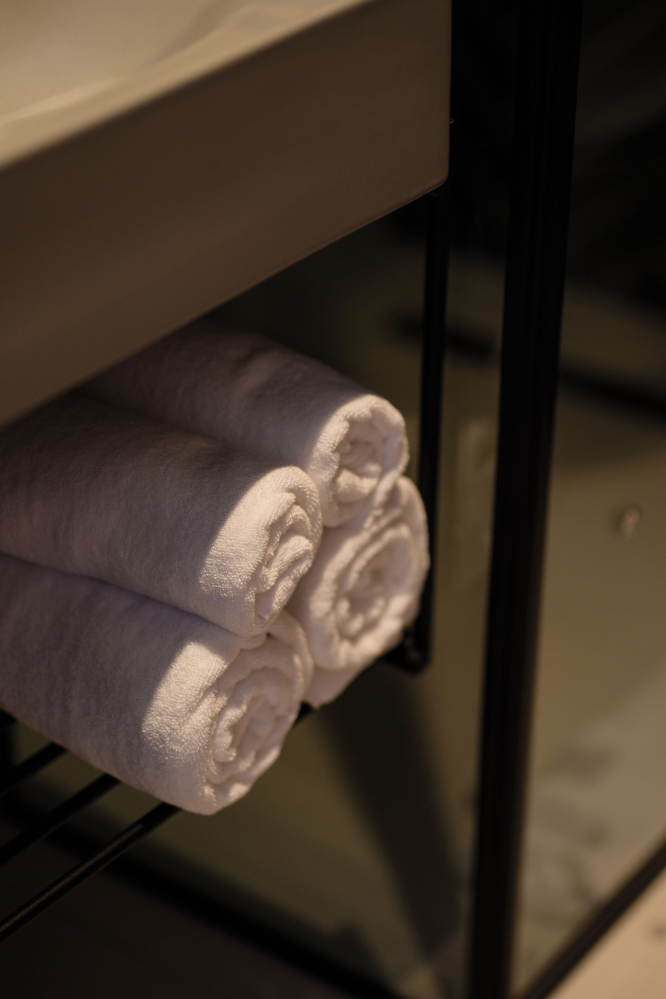 Un porte-serviettes avec des serviettes soigneusement pliées.