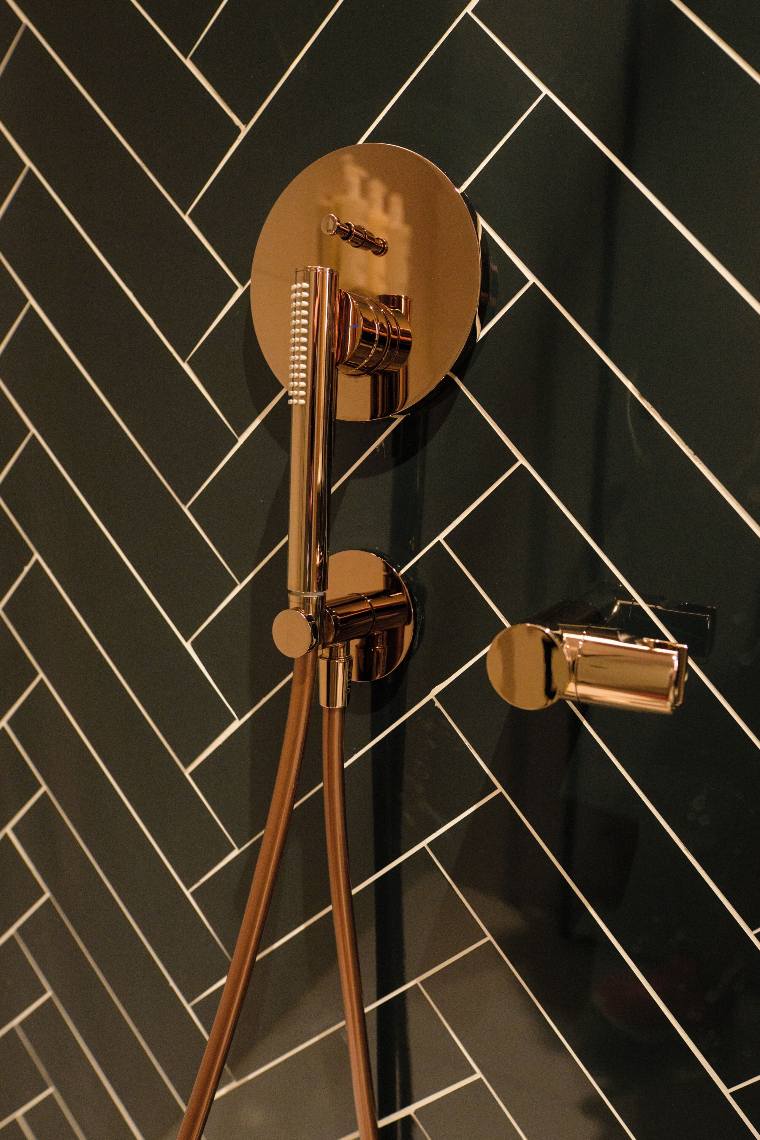 Chuveiro com design moderno, com chuveiro de curva e um chuveiro manual.