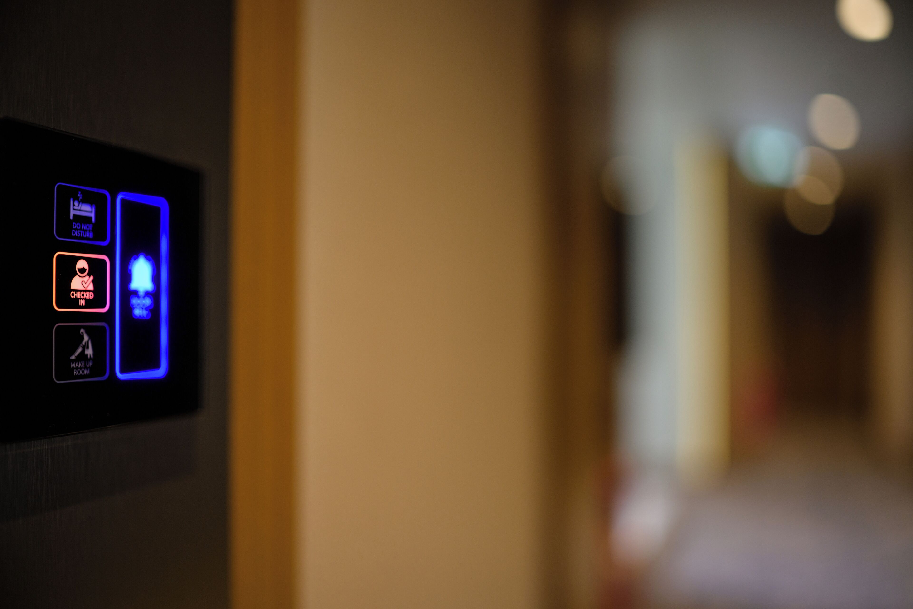 Panel de control con iconos iluminados para la habitación, la cama y el baño.