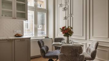 Apartamento luxo | Opções para refeição no quarto