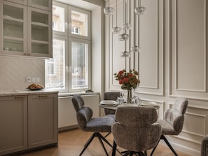 Atelier Taupe - 2-bedroom, ground floor | 객실 내 식사 공간