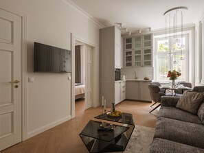 Apartament Deluxe | Sala d'estar | Televisor intel·ligent de 43 polzades amb canals digitals 