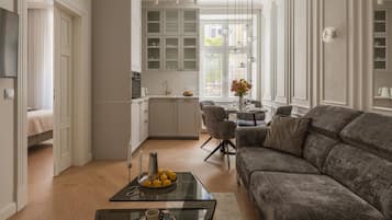 Leilighet – deluxe | Oppholdsrom | En 43-tommers smart-TV med digitale kanaler