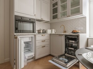Apartament Deluxe | Cuina bàsica privada | Una taula de menjador 