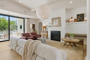 Smart TV - Vine Retreat | Near Texas A&M (Bryan)