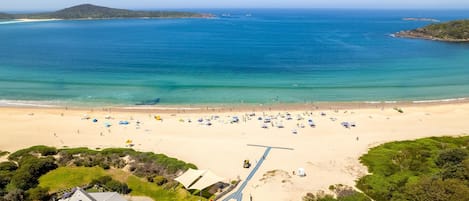 Una spiaggia nelle vicinanze