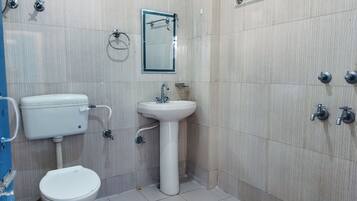 Deluxe Double Room, Balcony, Mountain View | Bathroom