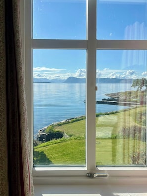 Interior - Fjord views with private jetty and boathouse (Nedstrand)