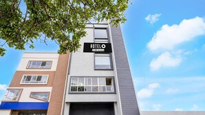 En hotellbyggnad med flera våningar, där ett skylt visar att hotellet tillhör kedjan OYO.