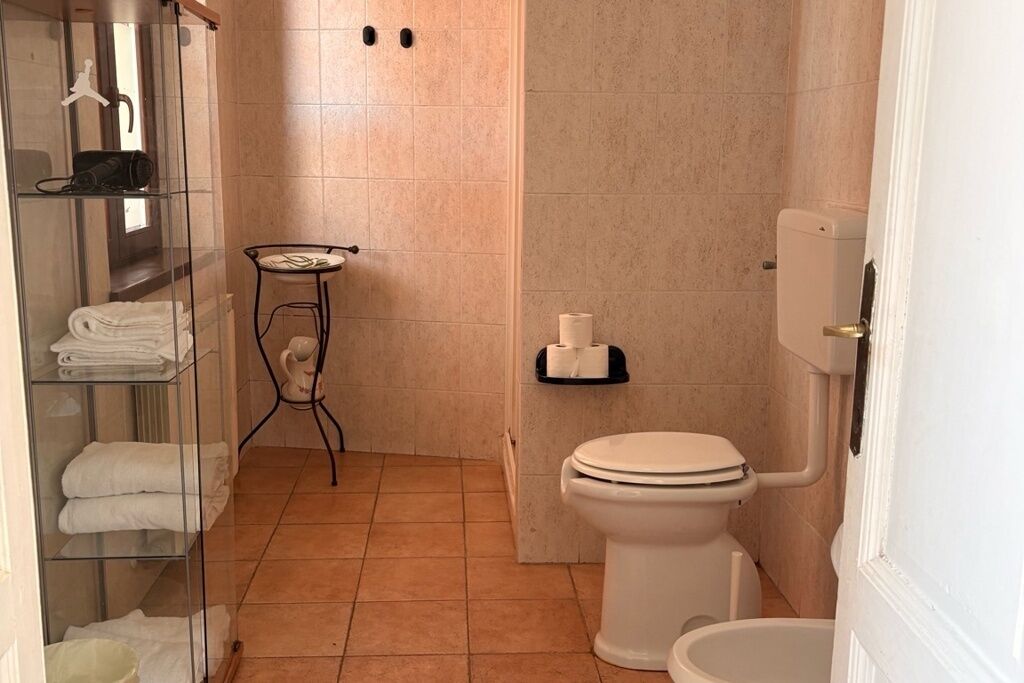 Douche, sèche-cheveux, bidet, serviettes fournies