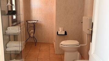 Douche, sèche-cheveux, bidet, serviettes fournies