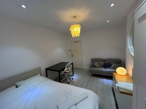 Een strijkplank/strijkijzer, wifi, beddengoed