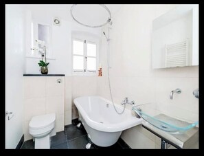 Een haardroger, handdoeken, toiletpapier