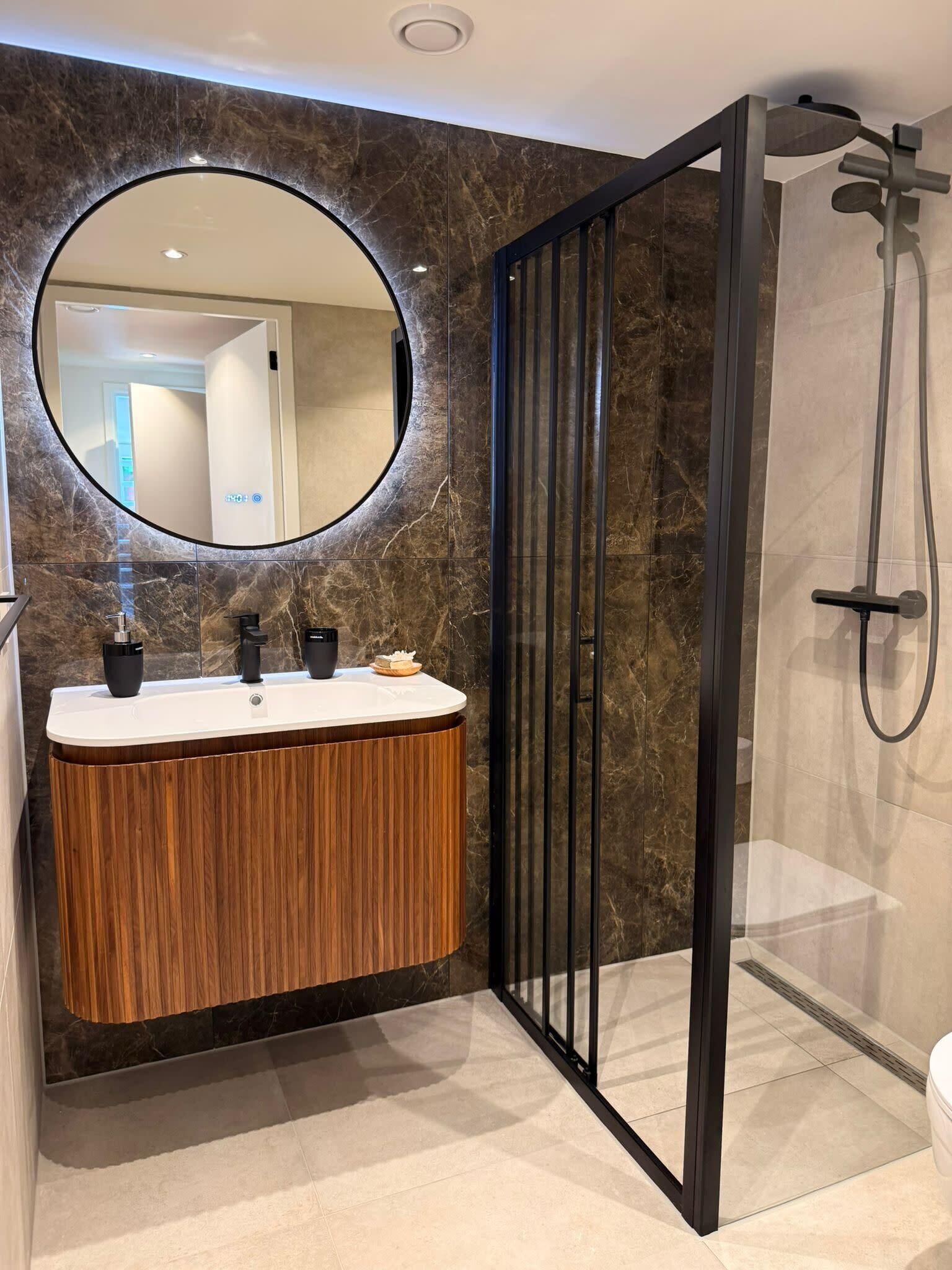Een douche, een haardroger, handdoeken