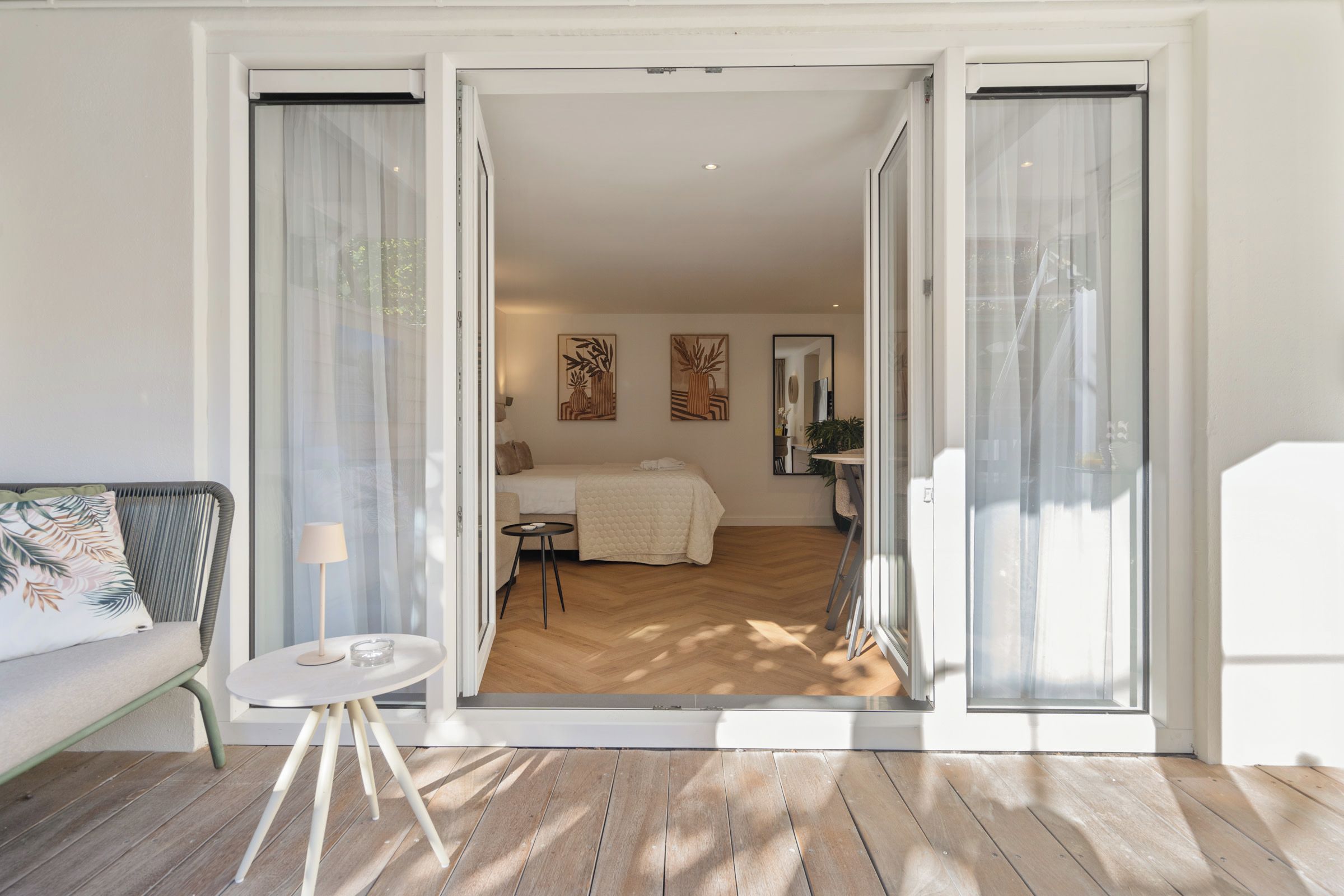 Ein Hotelzimmer mit einem Bett, einem kleinen Tisch und einem Sofa.
