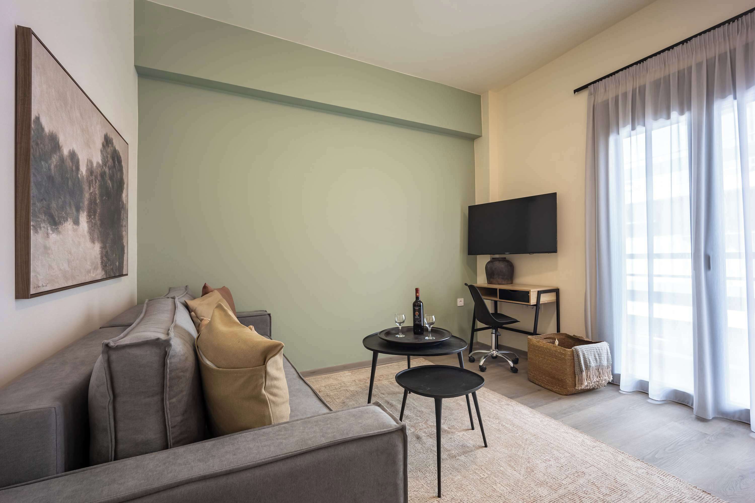 Stylish 2br Exarchia | King Bed & Desk | New Bldg - Atina
