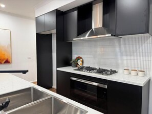 Private kitchen - Relaxing Modern 4B3B Family Home Sleep 8 | Parking (Sunshine)